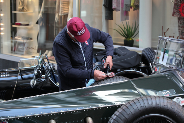 Bild: Es darf geputzt und poliert werden - Concorso d'Eleganza - British Classic Car Meeting 2019