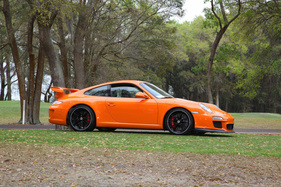 Es darf noch moderner sein? Bitteschön: ein knallig orangefarbener 911 GT3 der Generation 997.