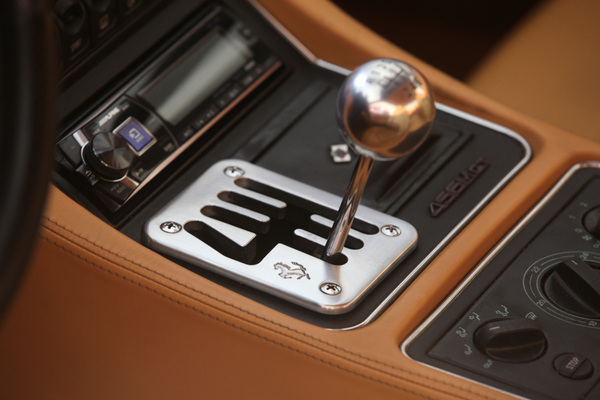 Es darf von Hand geschaltet werden im Ferrari 456 M GT von 2000 - Versteigerung Oldtimer Galerie Gstaad 2018