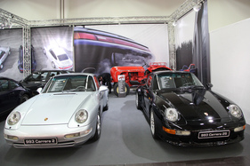 Es dreht sich fast alles um den 911 (und seine Derivate), aber im Hintergrund darf auch der Traktor noch mitmischen - gesehen an der Techno Classica 2016