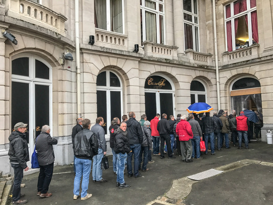 Es geht nicht ohne - anstehen für die Eintritttickets - Oldtimerbörse Spa 2016