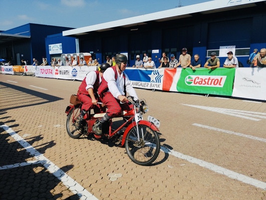 Es geht nichts über die passende Kleidung - Oldtimer Grand Prix Safenwil 2019