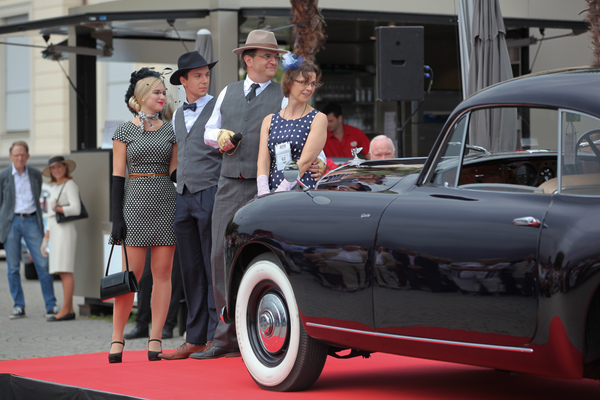 Bild Es geht nichts über die passende Kleidung zum eleganten Automobil, in diesem Falle einen Bentley R-Type mit Graber-Karosserie - Concours d'Excellence Luzern am 17. September 2016
