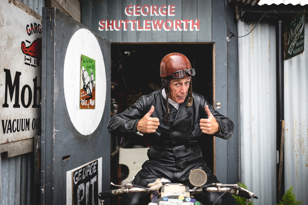 Es geht nichts über die passende Sicherheitsausrüstung ... - Goodwood Revival 2018