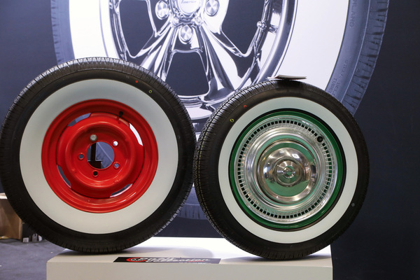 Es geht nichts über historisch korrekt aussehende Reifen - Rétromobile Paris 2024