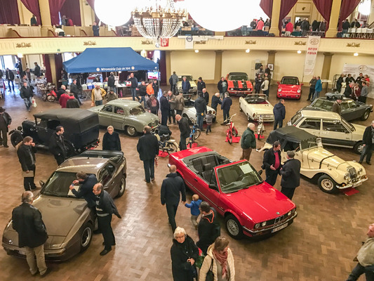 Es gibt auch Autos zu kaufen, vom strammen Youngtimer bis zum Vorkriegsklassiker - Oldtimerbörse Spa 2016