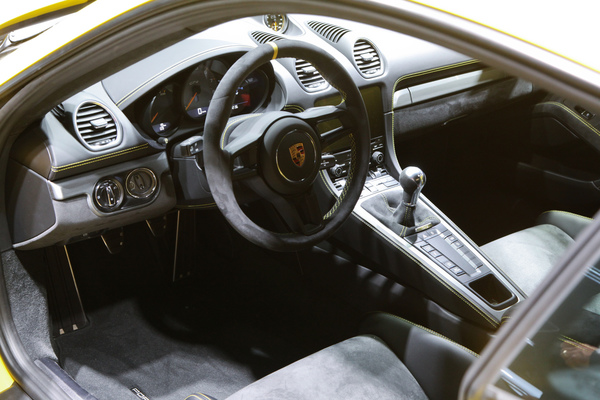 Es gibt sie noch! Die Handschaltung und drei traditionelle Pedale beim Porsche - IAA Frankfurt 2019