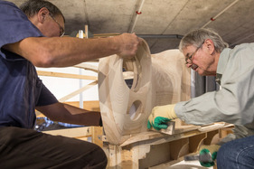 Es ist alles präzise Handarbeit - Holzmodell eines Alvis TF 21, hergestellt von Werner Haas für die Sonderschau "Meisterwerke des Hermann Graber" im Pantheon Basel