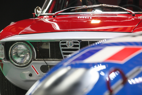 Es lebe der Nationalgeist - Alfa Romeo Giulia in den italienischen Nationalfarben, im Vordergrund ein französischer Rennwagen - Rétromobile Paris 2022