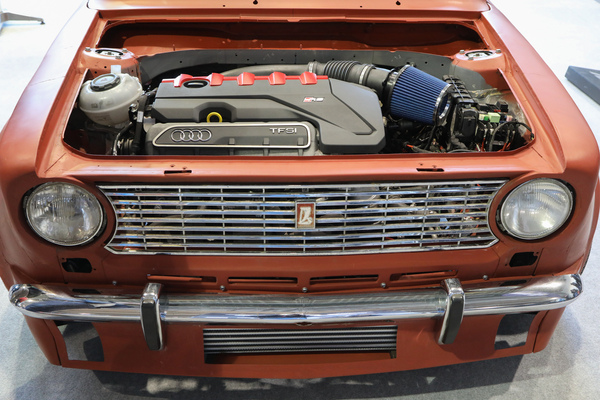 Bild Es muss ja nicht immer alles original sein - Motor eines Audi RS3 im Lada - Bremen Classic Motorshow 2023