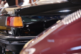 Es muss nicht immer 911 sein, es kann ja auch einmal ein BMW 318 i in Schwarz sein - gesehen an der Techno Classica 2016