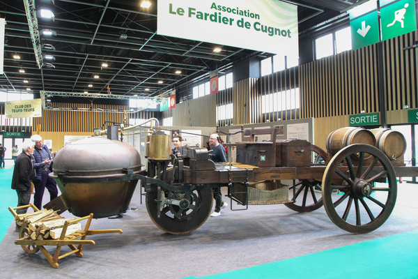 Es war um 1770, als sich “Le Fardier de Cugnot” selbständig in Bewegung setzte und und rund 15 Minuten lang mit etwa 4 km/h fuhr. Der Nachbau tat es im gleich - Rétromobile Paris 2022