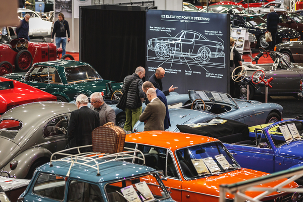 Es wird eifrig diskutiert - InterClassics Maastricht 2019