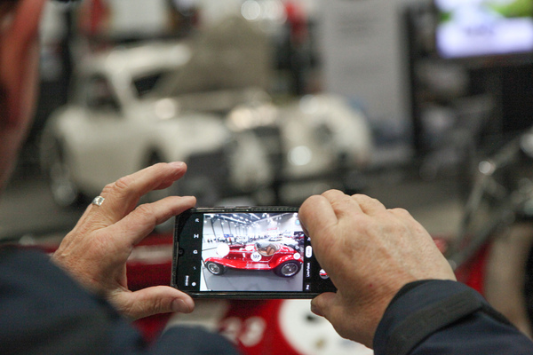 Es wird eifrig geknipst, das Telefon sitzt schliesslich immer schussbereit in der Tasche - Swiss Classic World Luzern 2021