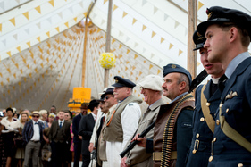 Es wurde auch das beste Outfit gekürt an der 'Best Dressed Competition' - Impressionen vom Goodwood Revival 2015