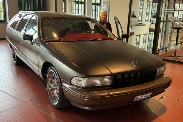 Estella mit ihrem Chevrolet Caprice – "Der Chevy ist Teil von mir geworden. Ich werde auf Treffen schon überall 'Die Bestatterin' genannt." – Meet Emil 2025