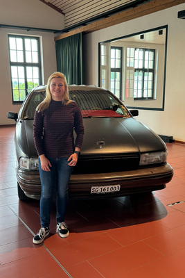 Estella mit ihrem Chevrolet Caprice – "Der Chevy ist Teil von mir geworden. Ich werde auf Treffen schon überall 'Die Bestatterin' genannt." – Meet Emil 2025