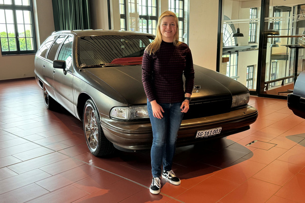 Estella mit ihrem Chevrolet Caprice – "Der Chevy ist Teil von mir geworden. Ich werde auf Treffen schon überall 'Die Bestatterin' genannt." – Meet Emil 2025