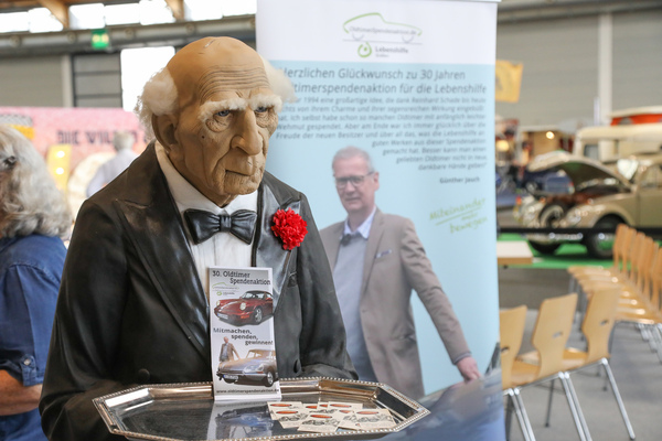 Etwas griesgrämig bewirbt dieser Butler die 30. Oldtimer-Spendenaktion, einmal mehr unterstützt von Günther Jauch - Klassikwelt Bodensee 2024