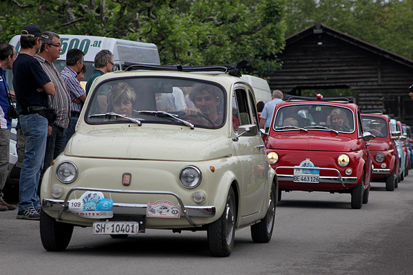 Etwas später fahren die Fiat Nuova 500 Nuova ein
