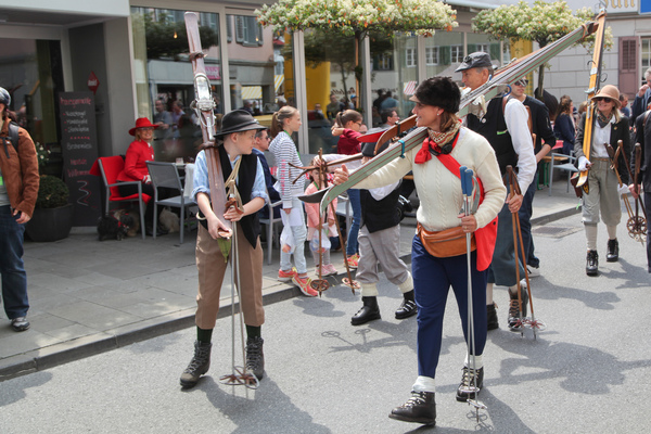 Image: A little unusual in late spring, but very authentically dressed "skiers" - Oldtimer in Obwalden (O-iO) 2018