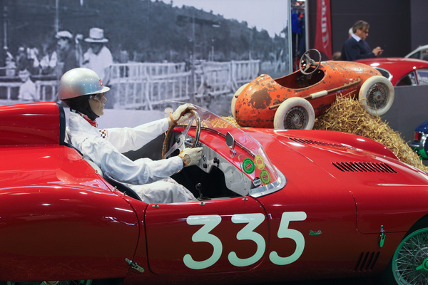 Bild Etwas untypische Lenkradhaltung - Auto e Moto d'Epoca in Padua 2018