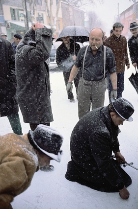 Eugen Böhringer gönnt sich eine Zigarette - 32. Rallye Monte Carlo (1963)