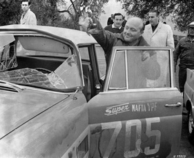 Eugen Böhringer mit dem Mercedes Benz 300SE und einer Taube - 7. Grosser Strassenpreis von Argentinien (1963)
