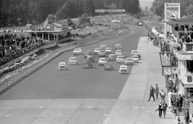 Eugen Böhringer und Dieter Glemser im Mercedes Benz 300SE - Internationales ADAC 6-Stunden-Rennen für Tourenwagen auf dem Nürburgring (1964)