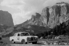 Eugen Böhringer und Hermann Eger im Mercedes Benz 220SE - 32. Rallye Lüttich-Sofia-Lüttich (1962)