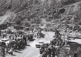 Eugen Böhringer und Klaus Kaiser im Mercedes Benz 300SE - Grosser Srassenpreis für Tourenwagen von Argentinien (1964)