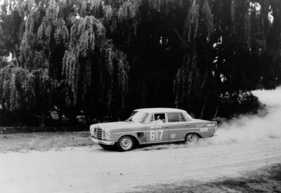 Eugen Böhringer und Klaus Kaiser im Mercedes Benz 300SE - Grosser Strassenpreis für Tourenwagen von Argentinien (1964)