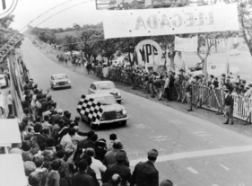 Eugen Böhringer und Klaus Kaiser im Mercedes Benz 300SE - Grosser Strassenpreis für Tourenwagen von Argentinien (1964)