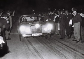 Eugen Böhringer und Klaus Kaiser im Mercedes Benz 300SE - Grosser Strassenpreis für Tourenwagen von Argentinien (1964)