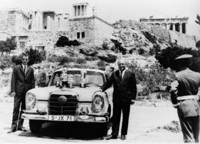 Eugen Böhringer und Peter Lang neben dem Mercedes Benz 220SE - 10. Internationale Akropolis Rallye (1962)