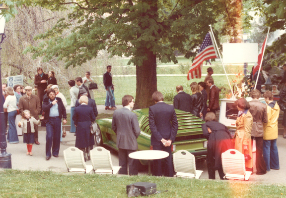Bild Eugen Nyffeneggers gerade fertiggestellte Eigenbau-Corvette basierend auf einer C3 namens «Greenmonster» an der Gründung des Swiss Corvette Club International im Jahr 1976