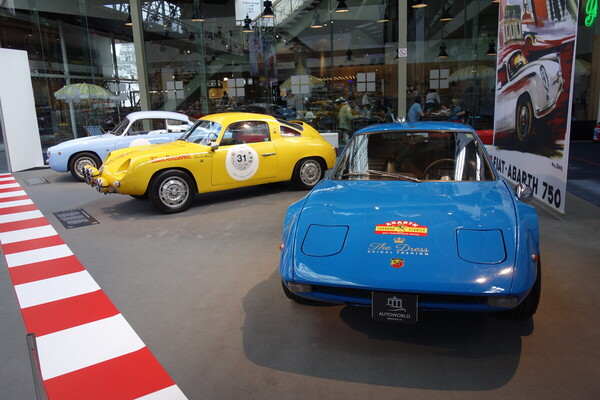 Evolution des Heckmotor-Coupés: nur zwölf Jahre liegen zwischen dem gelben 750 GT und dem blauen 1300 Scorpione – Ausstellung "75 Jahre Abarth" in der Autoworld Brüssel