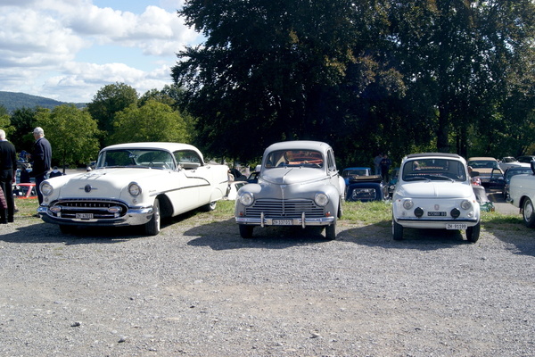 Evolution des Strassenkreuzers von rechts nach links: Ei, graues Küken und weisser Schwan – Albisgütli Classic Cars & Bikes September 2022