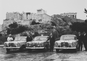 Evy Rosqvist/Ursula Wirth, Eugen Böhringer/Rolf Knoll und Dieter Glemser/Klaus Kaiser mit ihren Mercedes Benz 220 SEb - 11. Rallye Akropolis (1963)