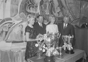 Ewy Baronin von Korff-Rosqvist neben Generaldirektor Walter Hitzinger, Ursula Wirth und Karl Kling an der Siegesfeier (Grosser Strassenpreis von Argentinien) im Hochhaus von Daimler-Benz in Stuttgart-Untertürkheim