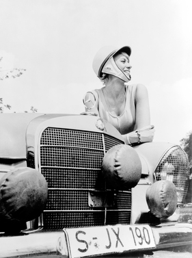 Ewy Rosvist mit dem Mercedes-Benz 220 SE
