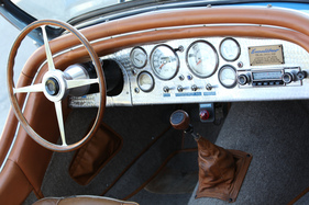 Excalibur 35X (1969) - der Schalthebel erinnert an die Opel-Technik