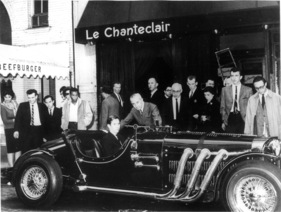 Excalibur SS (1965) - René Dreyfus vor seinem Restaurant im Jahr 1965