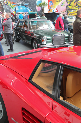 Exoten von früher und später - hinten ein Mercedes-Benz 300 SEL 6.3, vorne ein Ferrari Testarossa - Versteigerung Oldtimer Galerie in Toffen am 26. November 2016