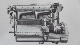 Exotischer Nockenwellenantrieb beim Bentley 8 Litre: In dem vertikalen Rohrgehäuse hinten am Motor bewegen sich drei Schubstangen, die mit Exzentern auf Kurbel- und Nockenwelle laufen