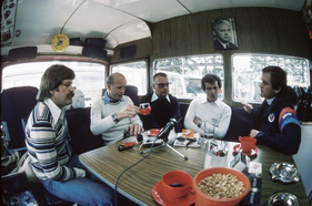 Expertenrunde - Haug, Ford Sportchef Kranefuss, Emde, Glemser und BMW-Rennleiter Neerpaschdiskutierten im Bilstein-Bus die Zukunft der Rennsportmeisterschaft