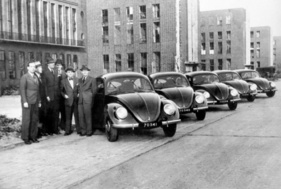 Exportgeschäft - Das Exportgeschäft begann im Oktober 1947 mit fünf Volkswagen Limousinen, die in die Niederlande gingen. Im Jahr 1948 schnellte der Auslandsabsatz auf knapp 4.500 Fahrzeuge hoch.