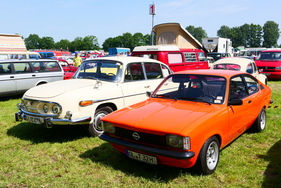 Extreme Gegensätze: Tatra 603 mit luftgekühltem V8-Motor im Heck und Opel Kadett C-Coupé mit wassergekühltem Vierzylinder-Reihenmotor vorn. Vom Tatra wurden rund 20’000 Stück gebaut, vom Kadett C 1,6 Millionen. – Bockhorner Oldtimermarkt 2025
