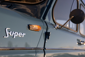 FASA-Renault 4L Super - Parkleuchte und Schriftzug auf der Fahrerseite