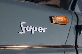 FASA-Renault 4L Super - Parkleuchte und Schriftzug auf der Fahrerseite